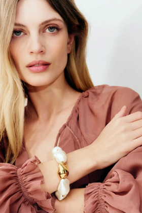 Big organic pearl bracelet with gold pearl